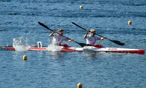 Kajakarstwo sportowe: Odkryj emocje i korzyści zdrowotne tej dyscypliny