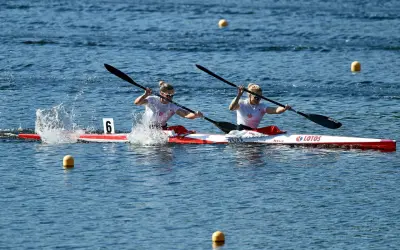 Kajakarstwo sportowe: Odkryj emocje i korzyści zdrowotne tej dyscypliny
