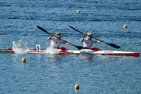 Kajakarstwo sportowe: Odkryj emocje i korzyści zdrowotne tej dyscypliny