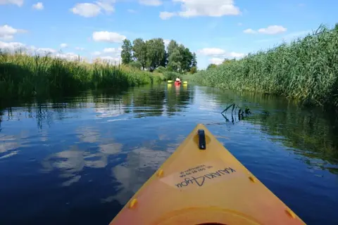 Gdzie na kajaki Mazury - odkryj najlepsze trasy i miejsca do spływu