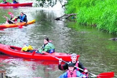 Niezapomniane spływy kajakowe w Łódzkim - najlepsze trasy i wypożyczalnie
