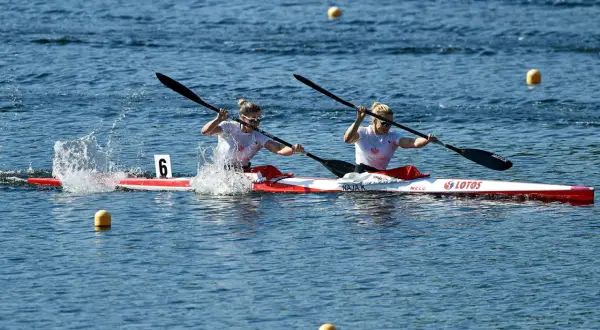 Kajakarstwo sportowe: Odkryj emocje i korzyści zdrowotne tej dyscypliny