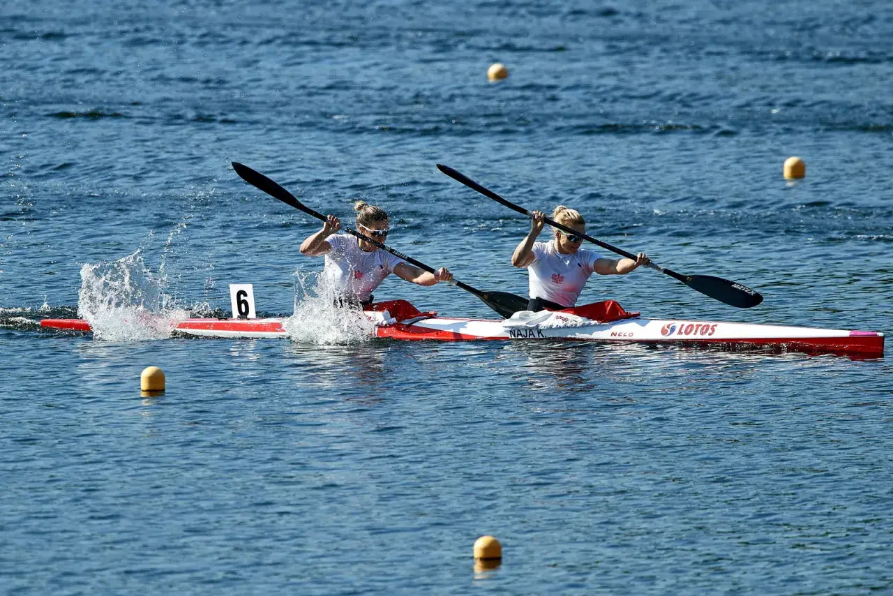 Kajakarstwo sportowe: Odkryj emocje i korzyści zdrowotne tej dyscypliny