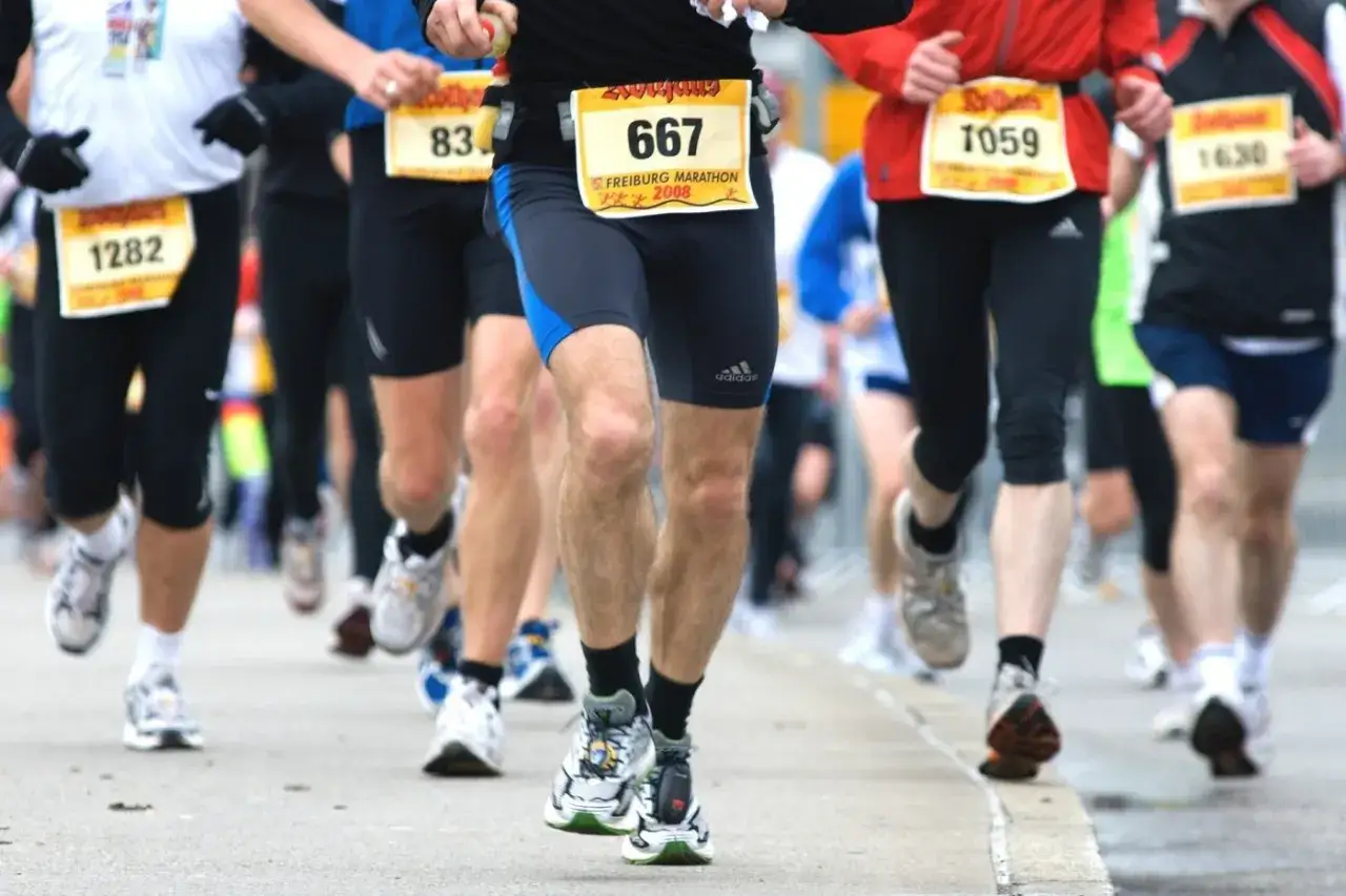 Zdjęcie Jak trenować do maratonu: skuteczne plany i strategie, aby uniknąć kontuzji